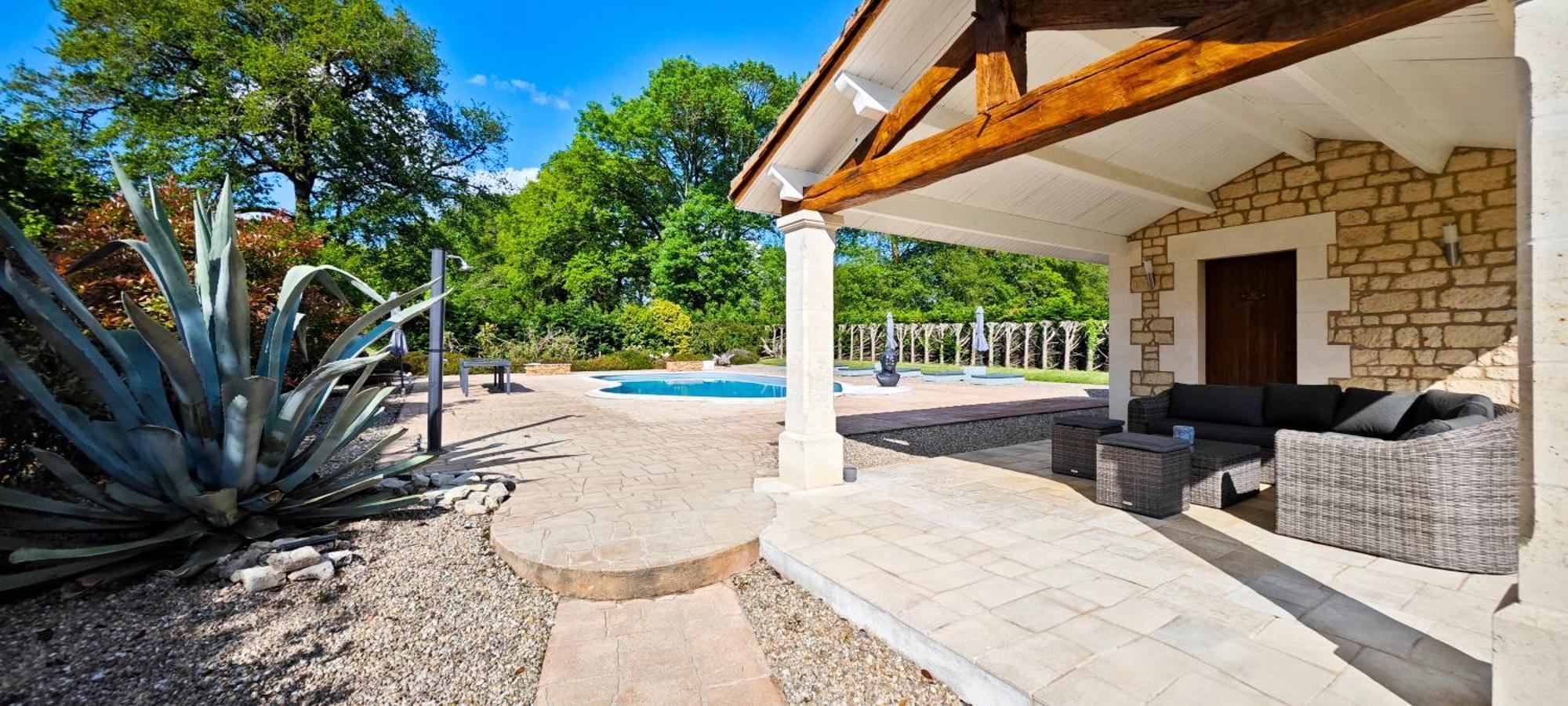 Villa Tagibao Avec Piscine Chauffee Et Spa Lesterps Exterior foto